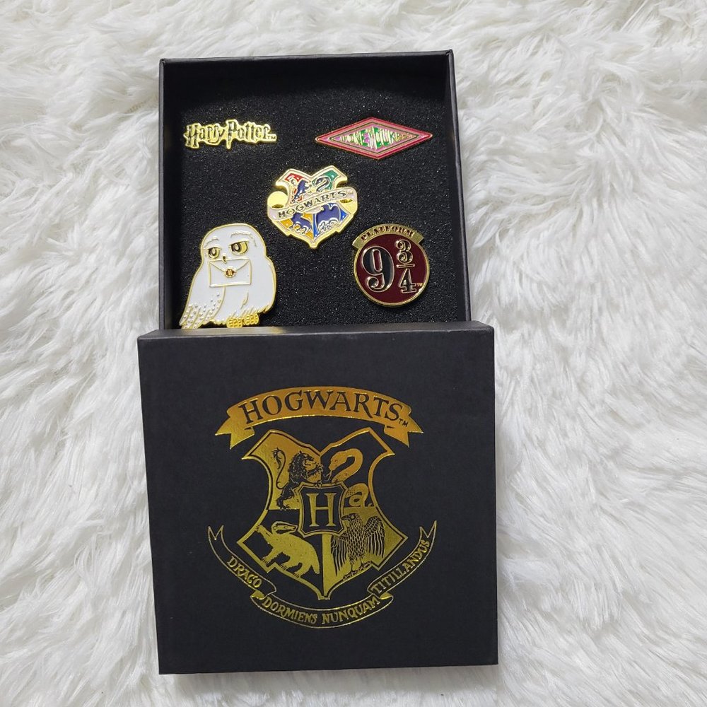 Harry Potter Pin Set - Picture 3 of 8